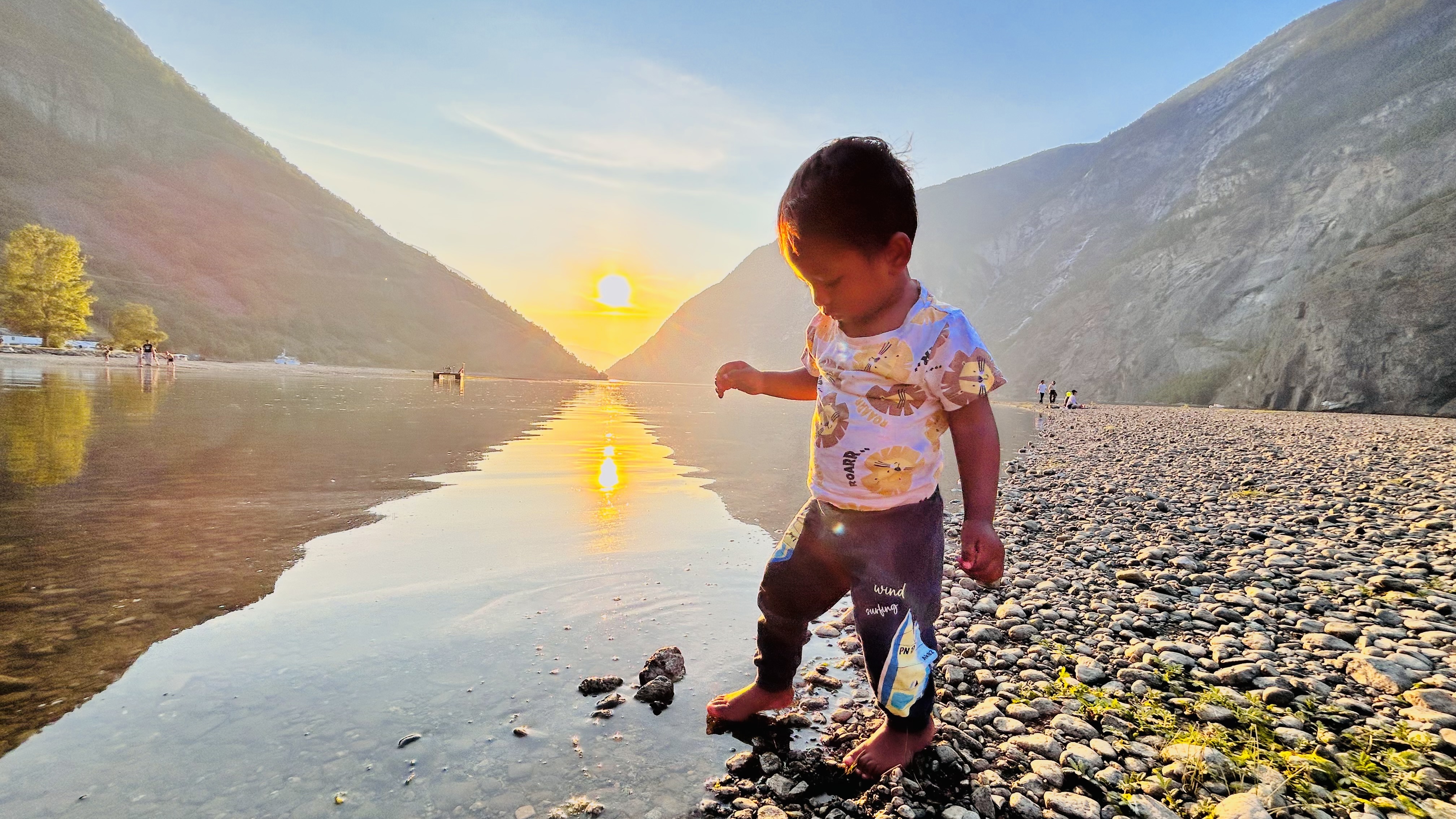 Small Feet, Endless Horizons